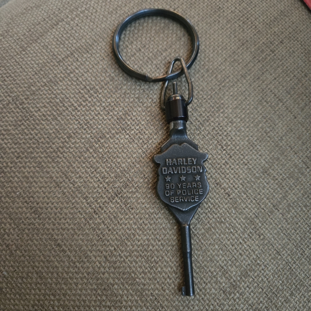 Harley‑Davidson 90 Years of Police Service Handcuff Key Keyring - Picture 2 of 2